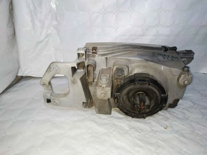 Faro delantero derecho Mazda 323 2002