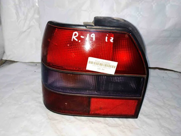 Piloto trasero izquierdo Renault 19 con portalámparas