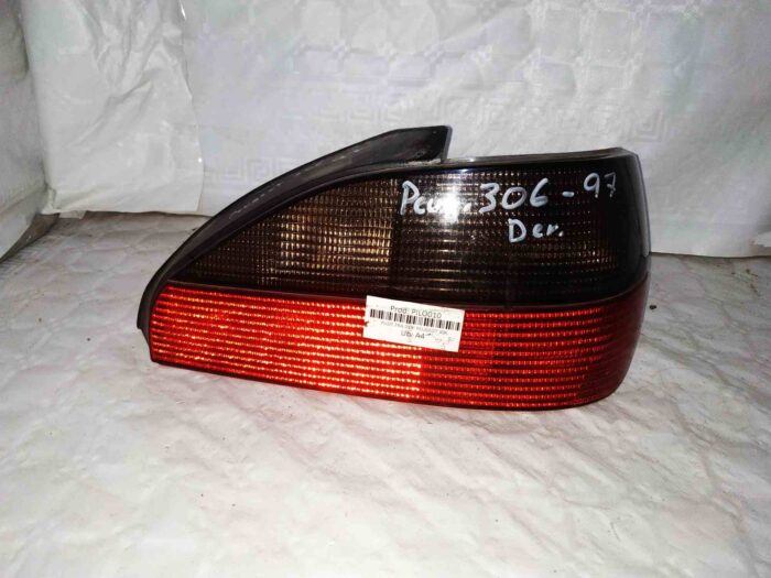 Piloto trasero derecho Peugeot 306 Berlina 1999 sin portalámparas