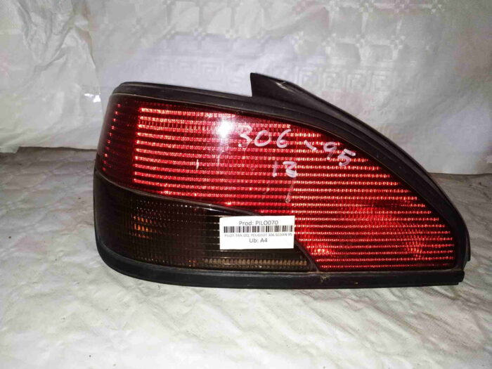 Piloto trasero izquierdo Peugeot 306 Sedán 1995 con portalámparas