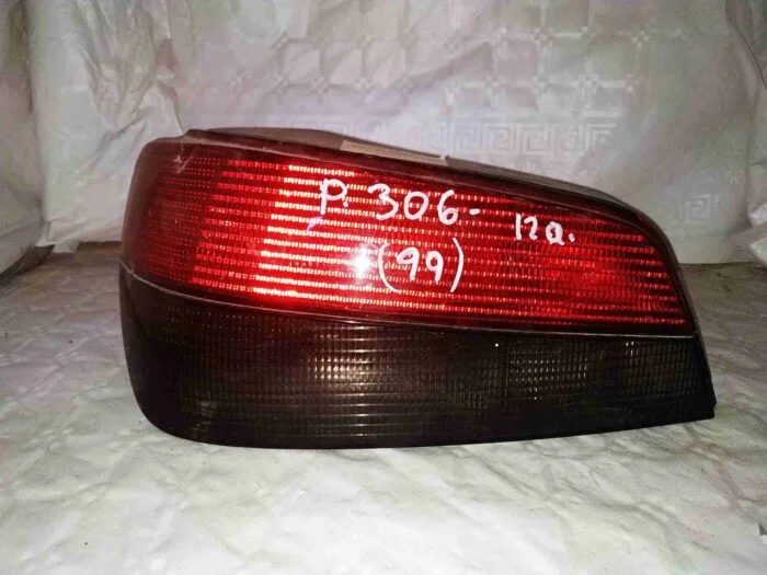 Piloto trasero izquierdo Peugeot 306 (S2) Berlina 2000 con portalámparas