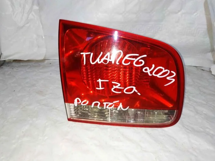 Piloto trasero izquierdo interior portón Volkswagen Touareg 2003 con portalámparas