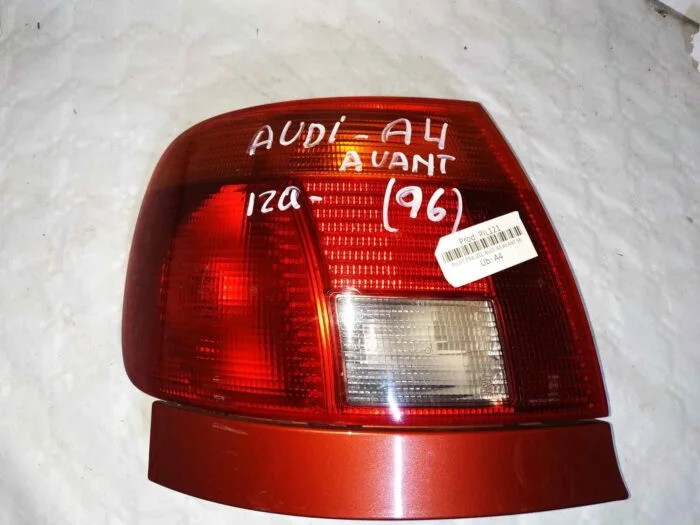 Piloto trasero izquierdo Audi A4 Avant 1996 con portalámparas y bisel naranja