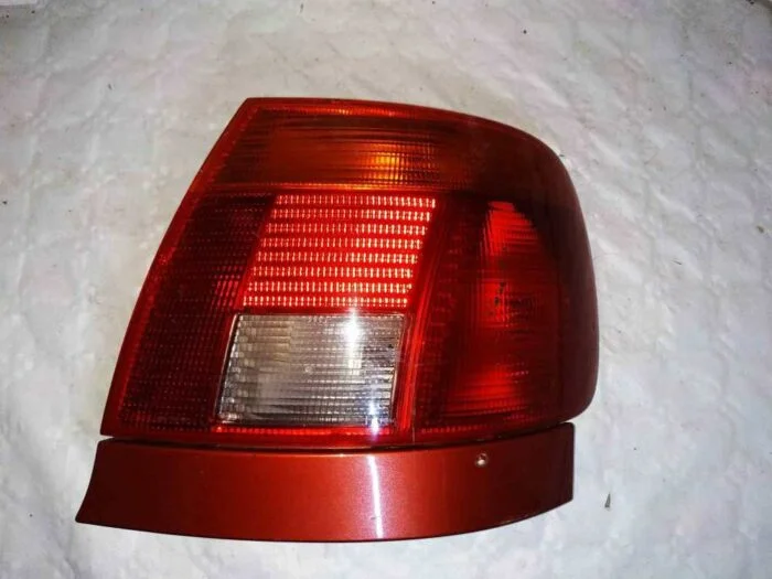 Piloto trasero derecho Audi A4 Avant 1996 con portalámparas y bisel naranja