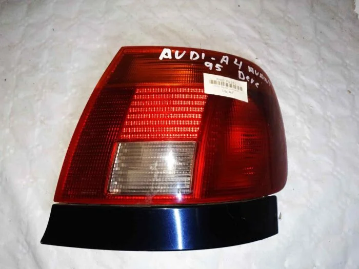 Piloto trasero derecho Audi A4 Avant 1995 con portalámparas y bisel negro