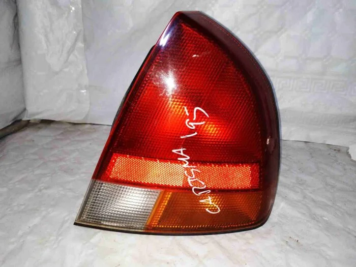 Piloto trasero derecho Mitsubishi Carisma1995 con portalámparas