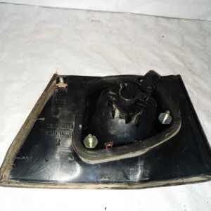 Piloto trasero interior izquierdo Mitsubishi Carisma 1995 con portalámparas