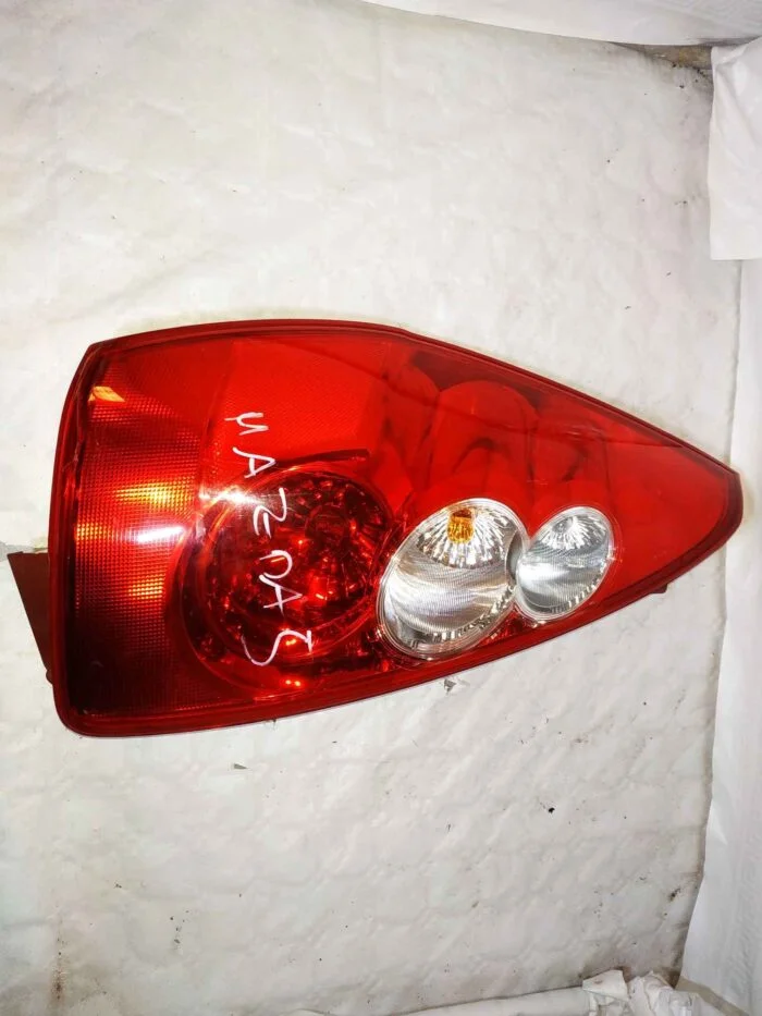 Piloto trasero izquierdo Mazda 5 2007 con portalámparas