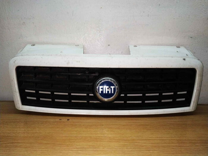 Rejilla delantera Fiat Doblo blanco con emblema
