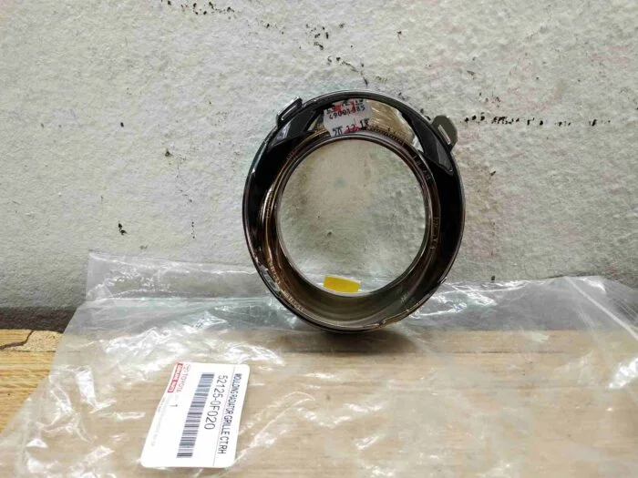 Embellecedor moldura cromado luz antiniebla delantera derecha Toyota Verso