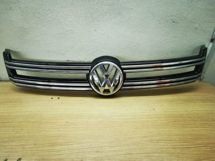 Grade dianteira VW Tiguan 2009 com emblema