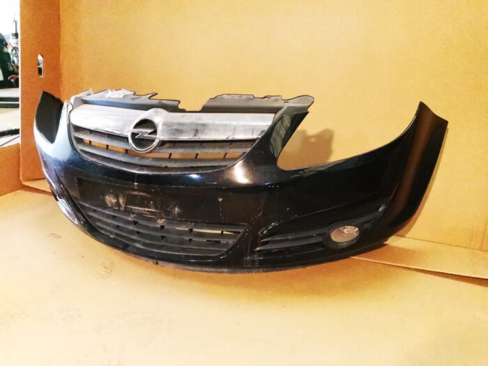 Pára-choques dianteiro do Opel Corsa IV com grelha e faróis de nevoeiro