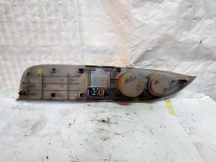 Moldura central para porta-copos e reguladores de janela Kia Carnival II