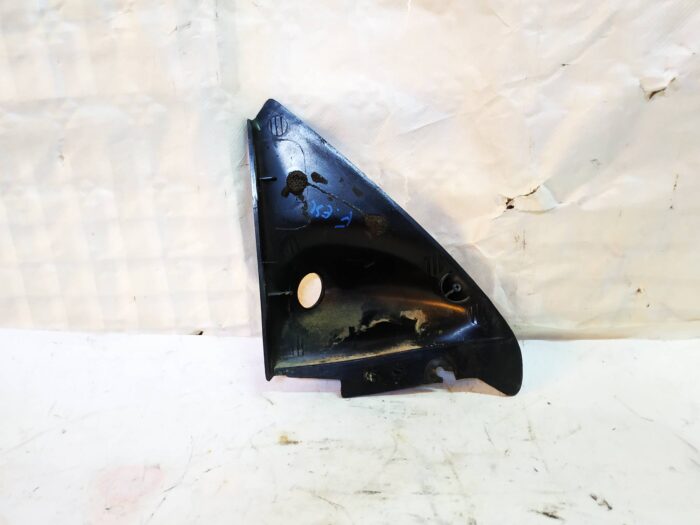 Acabamento interior do retrovisor direito da porta dianteira direita do Ford Escort