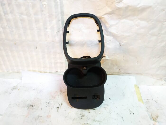 Porta-copos na consola central com entrada auxiliar Opel Corsa D