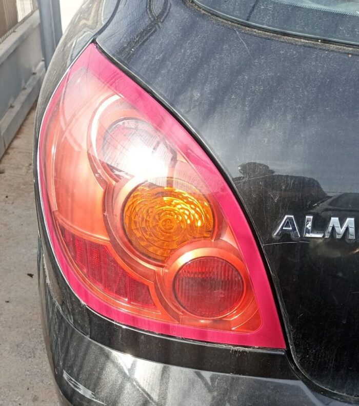 Lanterna traseira esquerda Nissan Almera 2003 Restiling com porta-lâmpadas