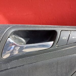 Acabamento em couro na porta dianteira esquerda VW Passat B6