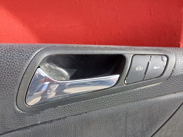 Acabamento em couro na porta dianteira esquerda VW Passat B6