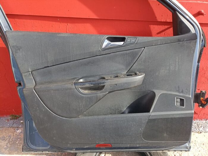 Acabamento em couro na porta dianteira esquerda VW Passat B6