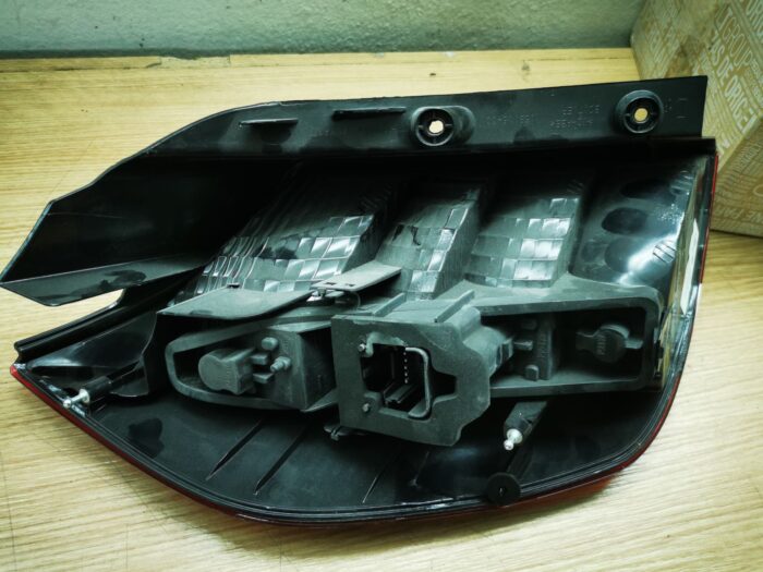 Luz traseira direita Renault Scenic II e Grand Scenic II com porta-lâmpada