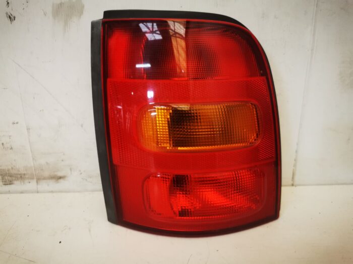 Luz traseira esquerda do Nissan Micra 99 com porta-lâmpada