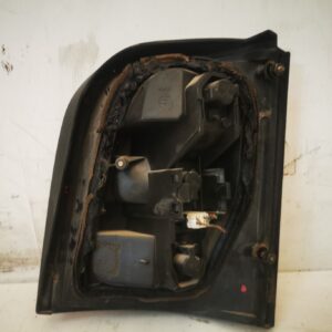 Luz traseira esquerda do Nissan Micra 99 com porta-lâmpada