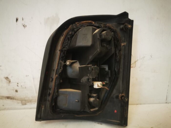 Luz traseira esquerda do Nissan Micra 99 com porta-lâmpada