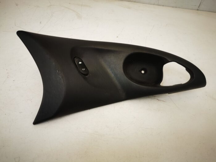 moldura puerta delantera derecha con botón elevalunas Ford Focus I