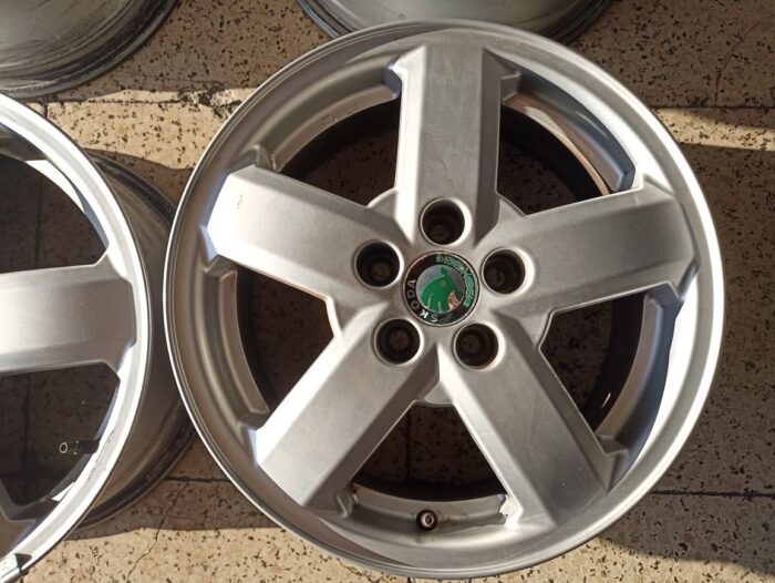 Roda de alumínio R15 Skoda 5 parafusos