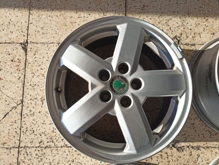 Roda de alumínio R15 Skoda 5 parafusos