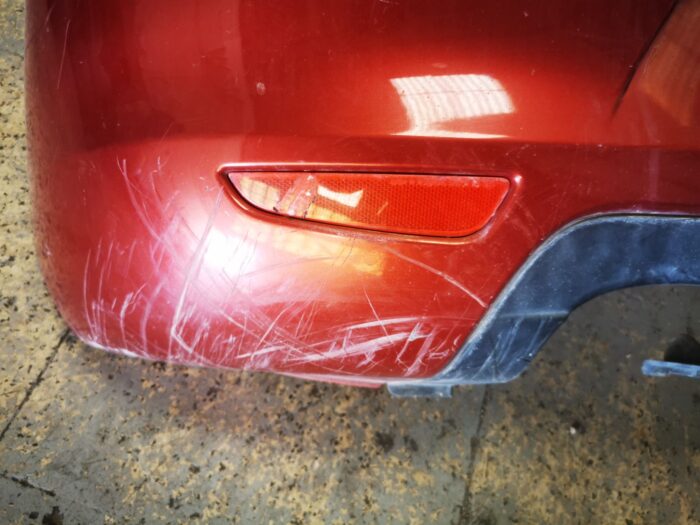 Pára-choques traseiro Maroon Seat Ibiza III com spoiler inferior e luzes da matrícula