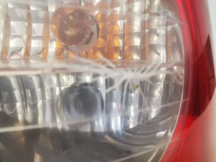 Lanterna traseira direita Renault Clio II fase II com porta-lâmpada pequeno punção central
