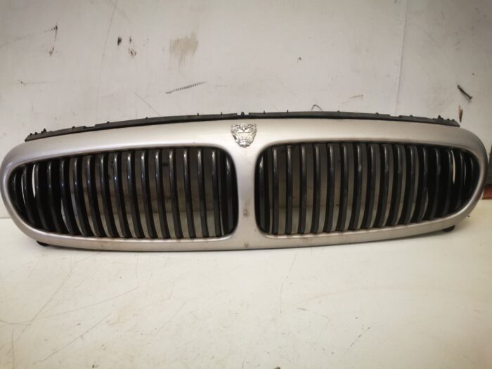 Grau frontal do Jaguar X-Type
