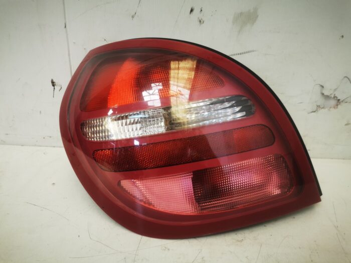 Luz traseira esquerda do Nissan Almera II N16 com porta-lâmpadas