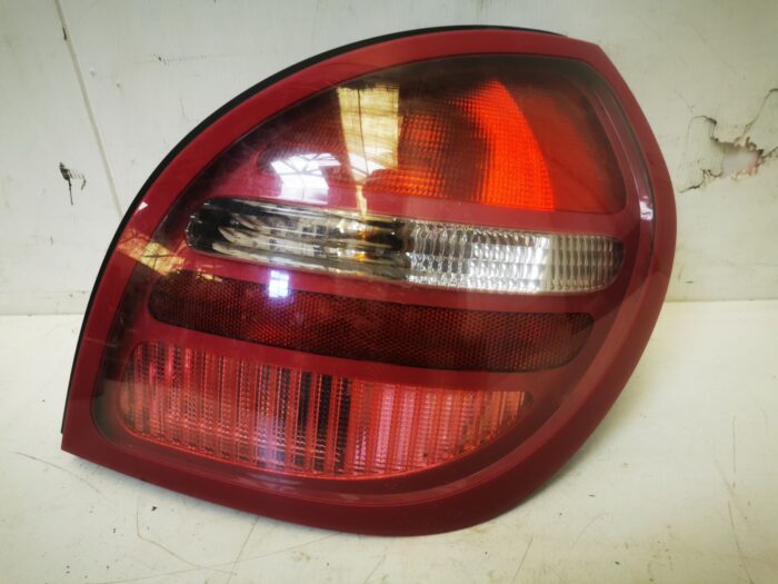 Lanterna traseira direita Nissan Almera II N16 com porta-lâmpada