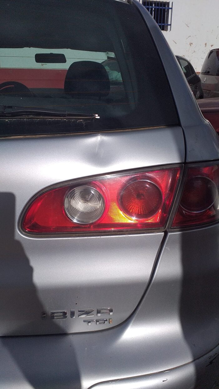 Piloto trasero derecho portón Seat Ibiza III 6L con portalámparas