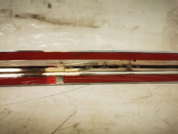 Acabamento cromado da tampa porta-malas Renault Megane III 2008-2016