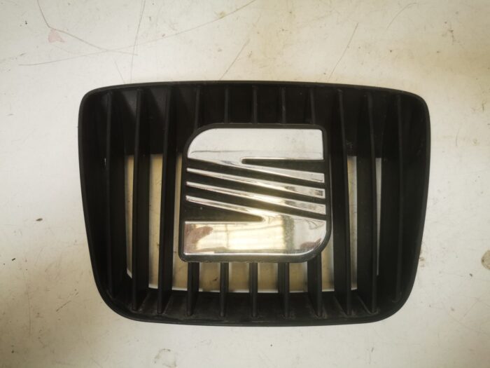 Rejilla delantera con emblema Seat Ibiza II 6K Córdoba