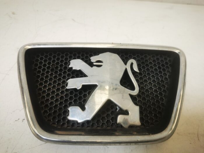 Peugeot 306 1997 grau do emblema dianteiro