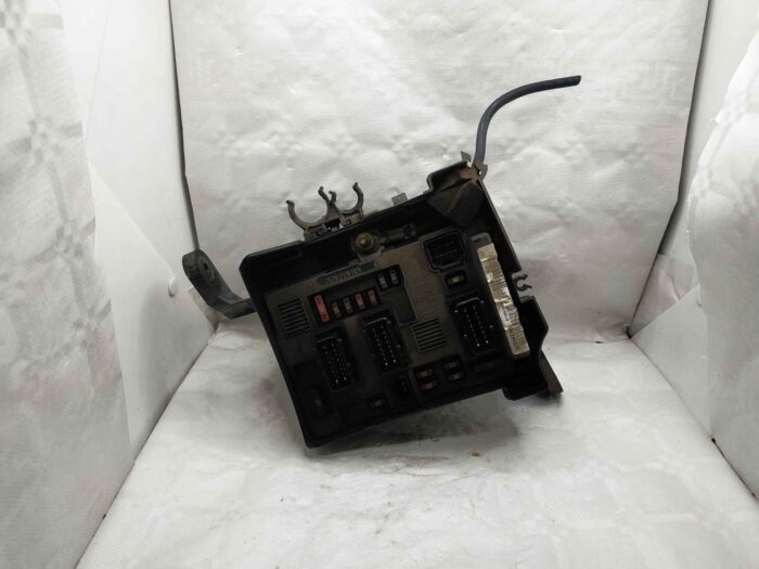 Caja relés BSM Peugeot 206 con tapa motor KFW