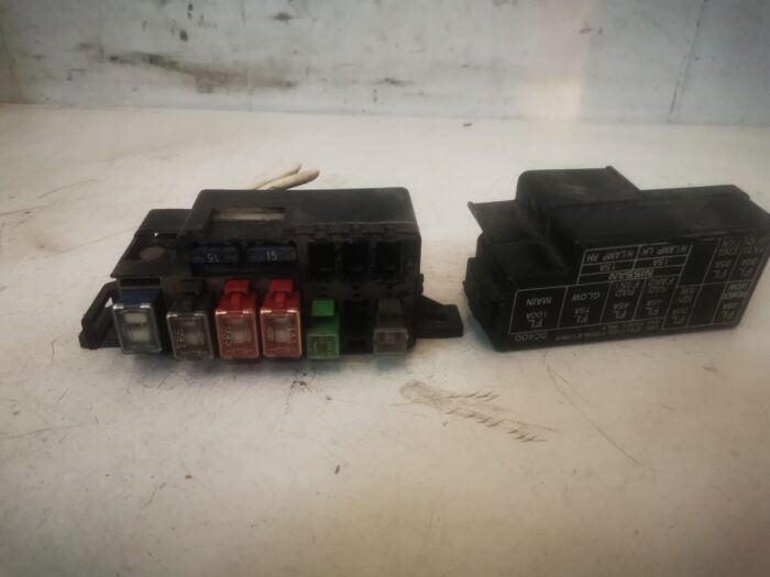 Caja fusibles y relés Nissan Serena