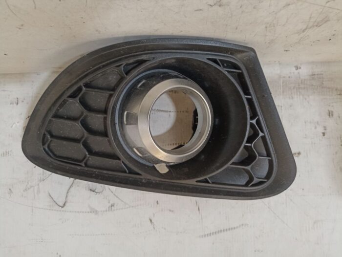 Tapa rejilla antiniebla delantero derecho Alfa Romeo (940) 2014