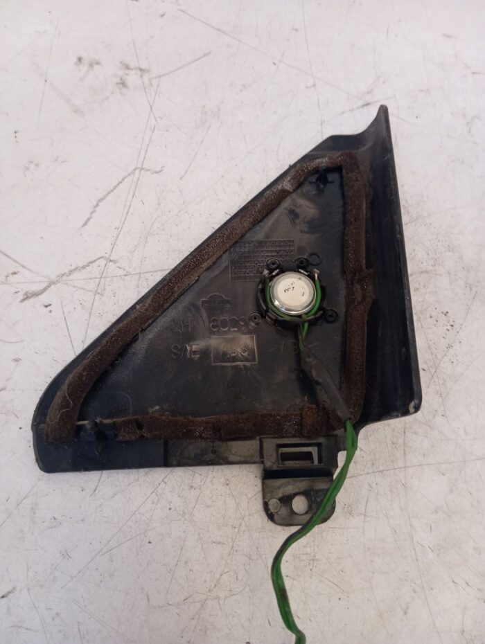 Tapa interior retrovisor izquierdo con tweeter Nissan Terrano II 1996