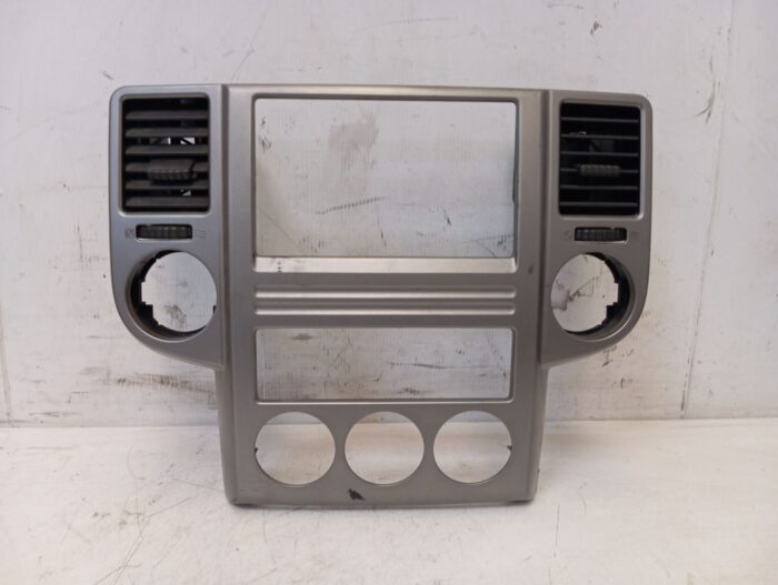 Consola interior frontal con aireadores Nissan X-Trail (T30) 2006